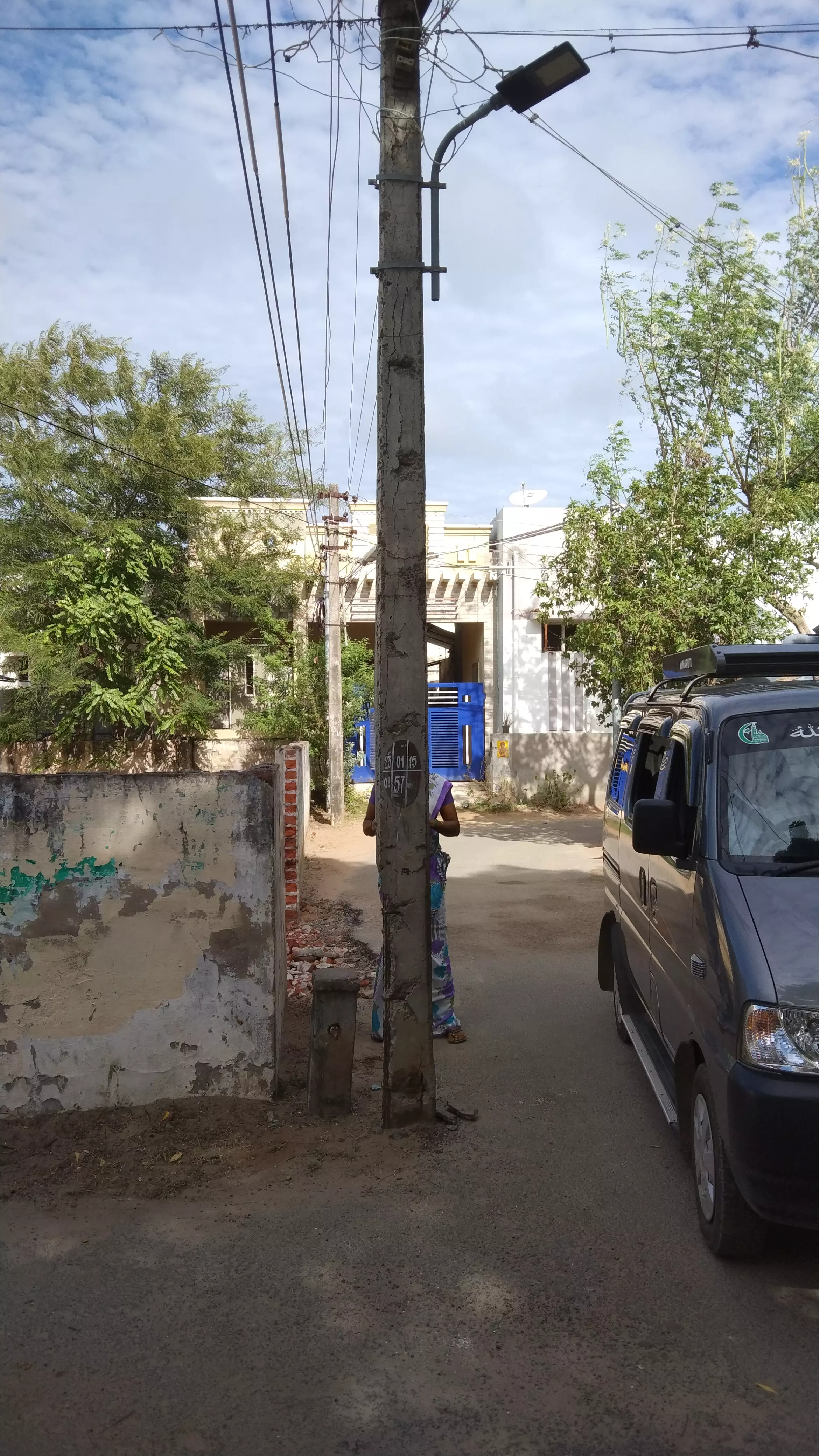 சேதமடைந்த மின்கம்பம் சேதமடைந்த மின்கம்பம்