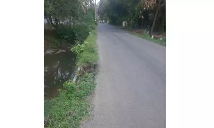 தடுப்புச்சுவர் அமைக்க வேண்டும்