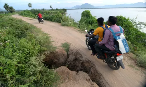 சேதம் அடைந்த கரை சீரமைக்கப்படுமா? சேதம் அடைந்த கரை சீரமைக்கப்படுமா?