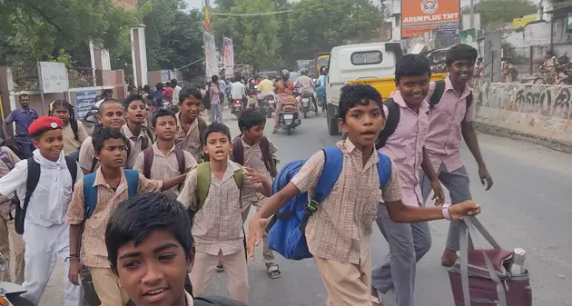 வேகத்தடை அமைக்க வேண்டும் வேகத்தடை அமைக்க வேண்டும்