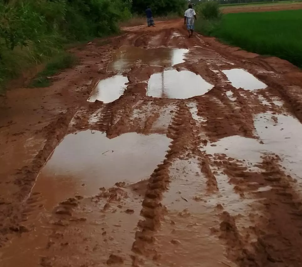 சேறும், சகதியுமான சாலை