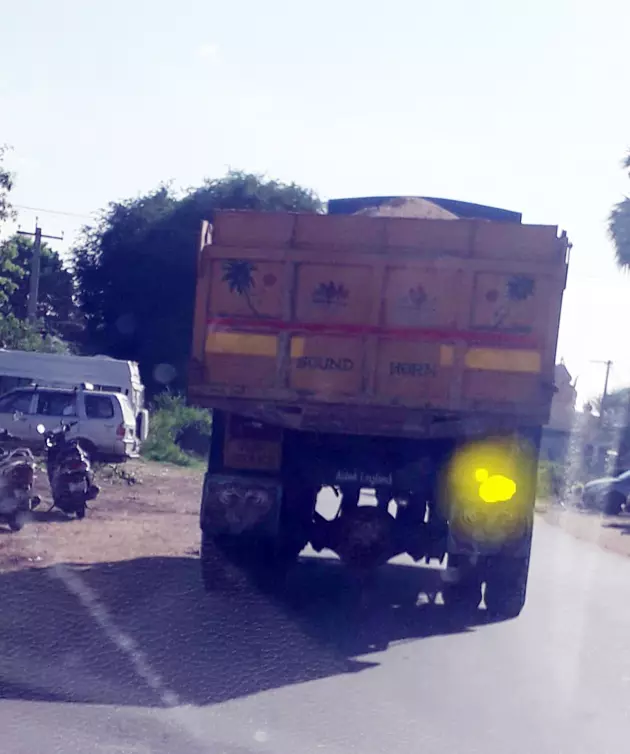 மணல் மீது தார்பாய் போடப்படுமா? மணல் மீது தார்பாய் போடப்படுமா?