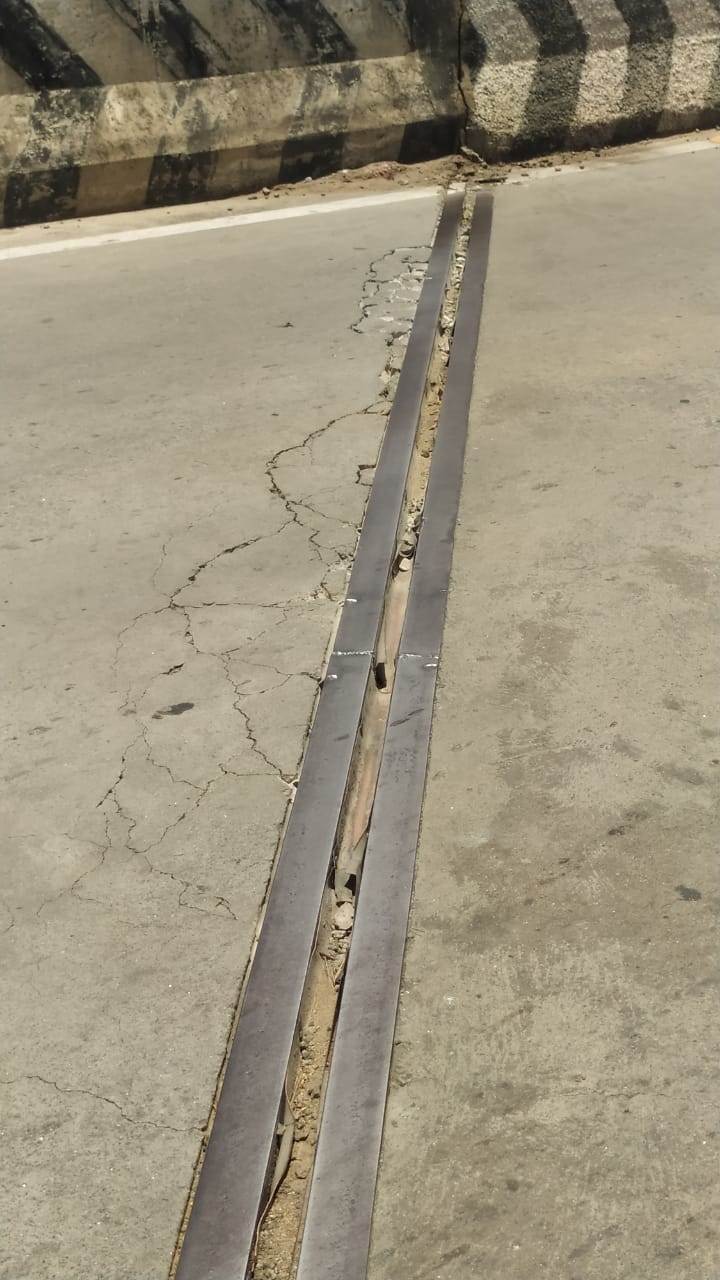 சேதமடைந்த பாலம் சேதமடைந்த பாலம்