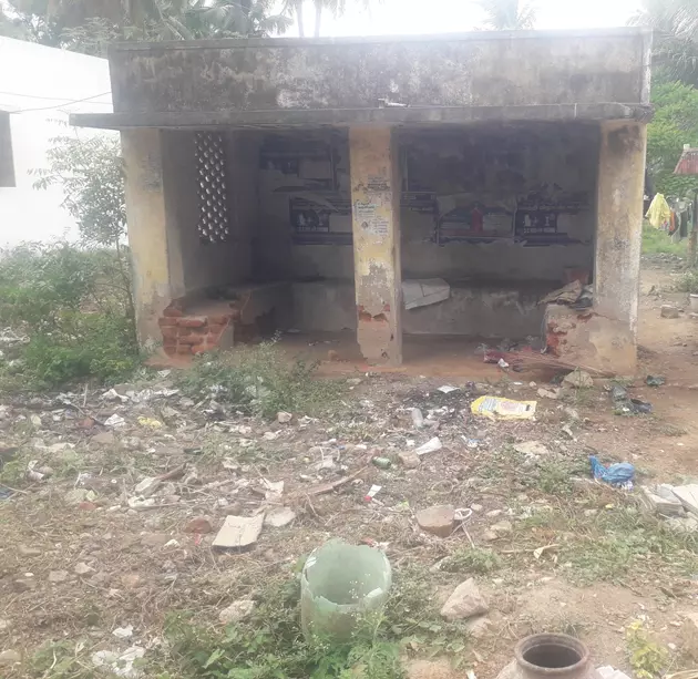 பாழடைந்த பயணிகள் நிழற்குடை