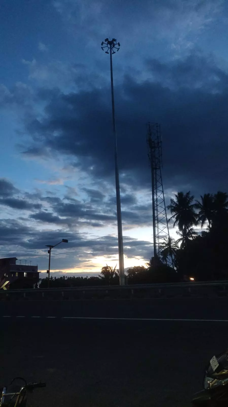 எரியாத உயர் கோபுர மின் விளக்கு எரியாத உயர் கோபுர மின் விளக்கு