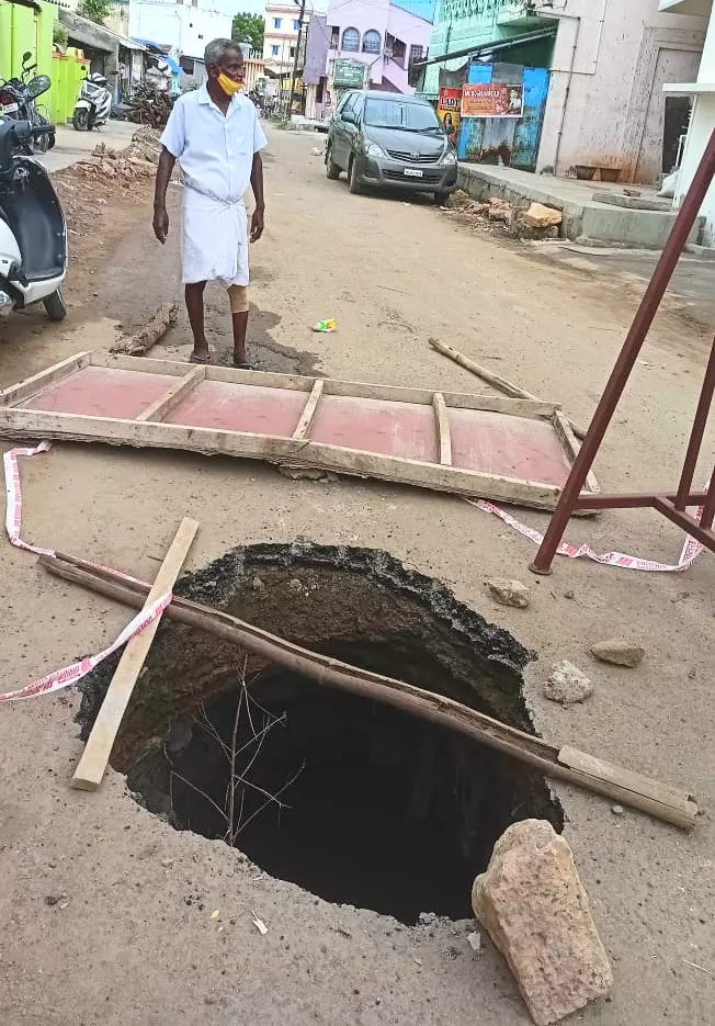 சாலையின் நடுவே பள்ளம் சாலையின் நடுவே பள்ளம்