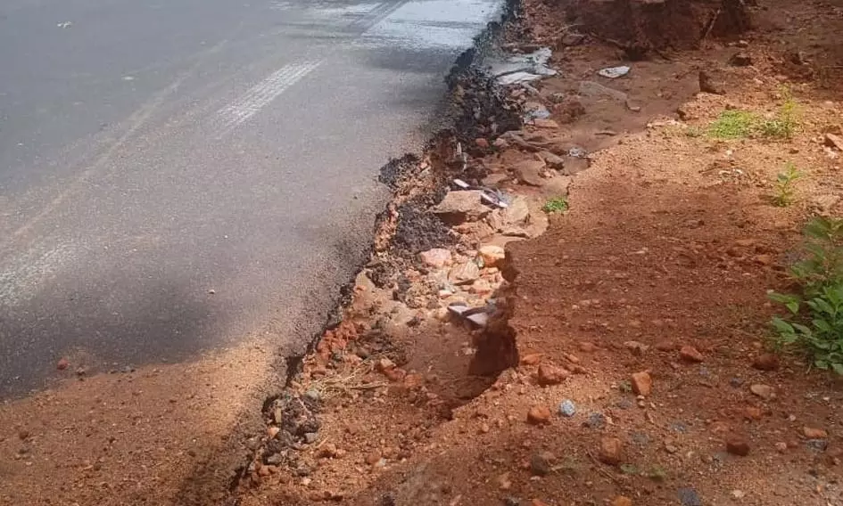 சாலையோரம் பள்ளம் சாலையோரம் பள்ளம்