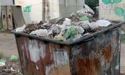 நிரம்பி வழியும் குப்பை தொட்டிகள்