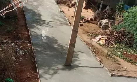 சாலையின் நடுவே மின்கம்பம் சாலையின் நடுவே மின்கம்பம்