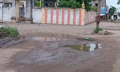 தேங்கி நிற்கும் மழைநீர் தேங்கி நிற்கும் மழைநீர்