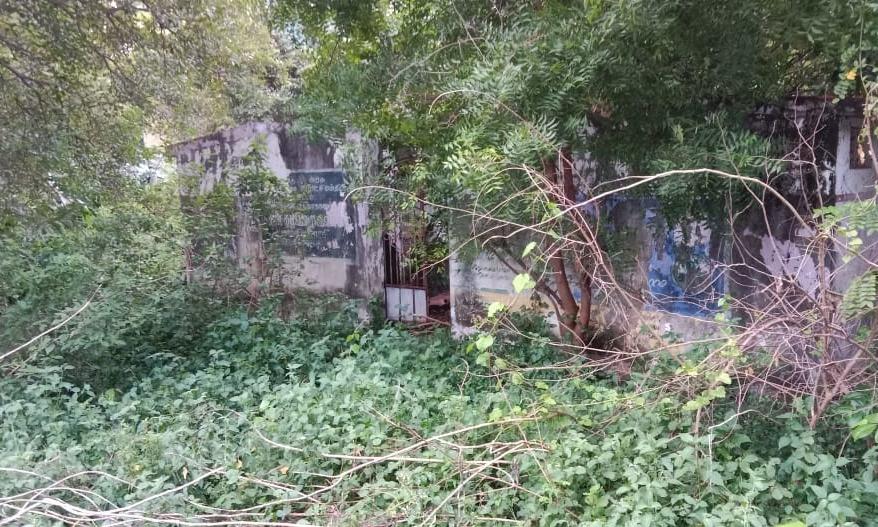 பூதர்மண்டி கிடக்கும் பொதுக்கழிப்பறை