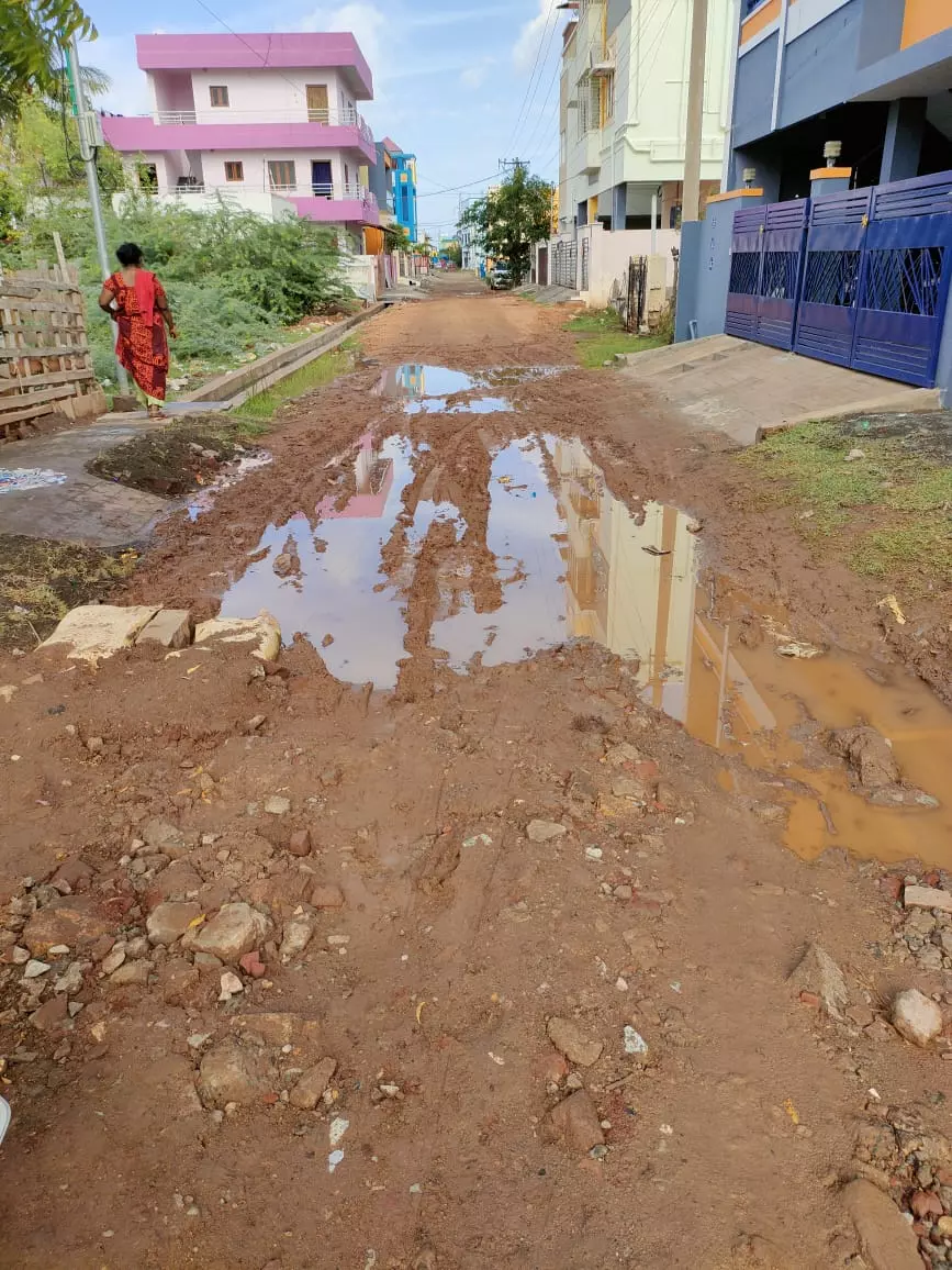 சேறும், சகதியுமான சாலை