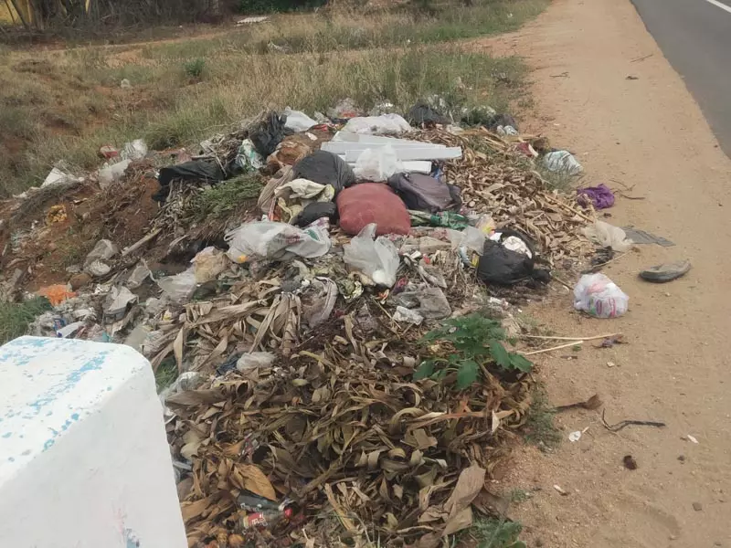 குப்பைகளால் சுகாதார சீர்கேடு குப்பைகளால் சுகாதார சீர்கேடு