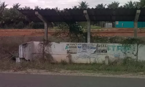 சிதிலமடைந்த பயணிகள் நிழற்குடை சிதிலமடைந்த பயணிகள் நிழற்குடை