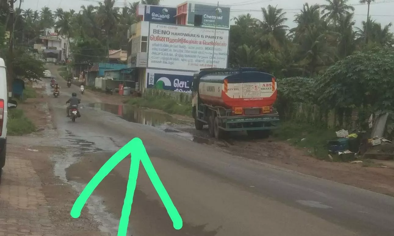 சாலையில் தேங்கிய மழைநீர்