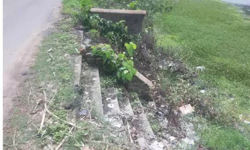 சேதமடைந்த படித்துறை