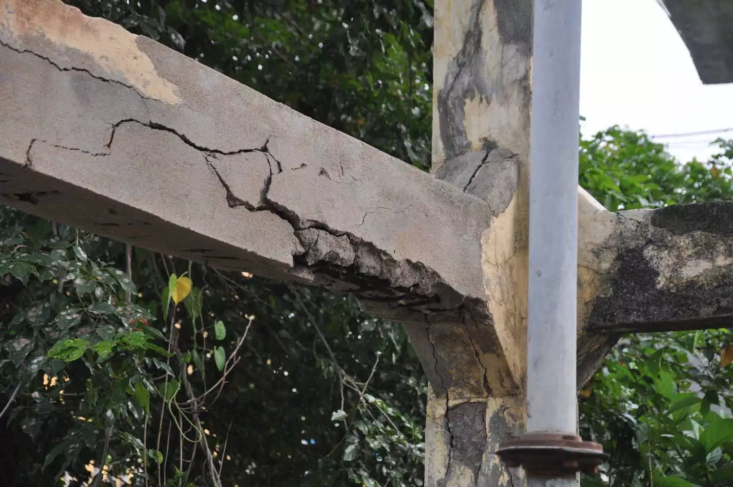 சேதமடைந்த குடிநீர்த் தொட்டி