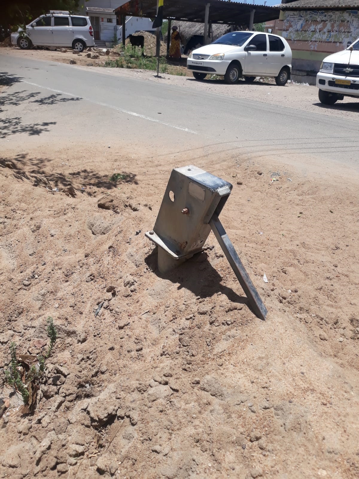 மண்ணில் புதைந்த அடிபம்பு