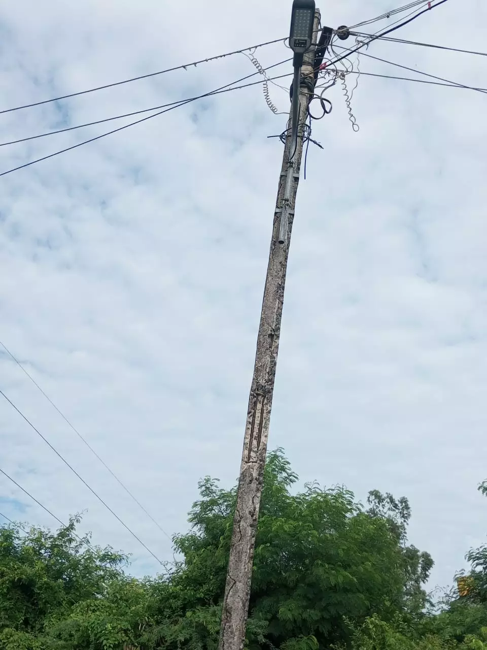 சேதமடைந்த மின்கம்பம் சேதமடைந்த மின்கம்பம்