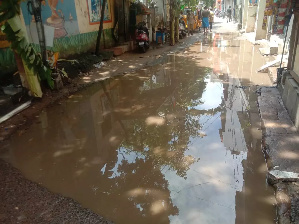 சேதமடைந்த சாலை சேதமடைந்த சாலை