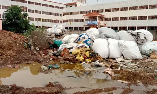 குவிந்து கிடக்கும் குப்பைகள்