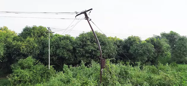 வளைந்த மின்கம்பம்