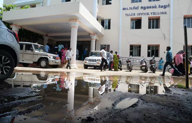 தாலுகா அலுவலக வளாகத்தில் தேங்கும் தண்ணீர் தாலுகா அலுவலக வளாகத்தில் தேங்கும் தண்ணீர்