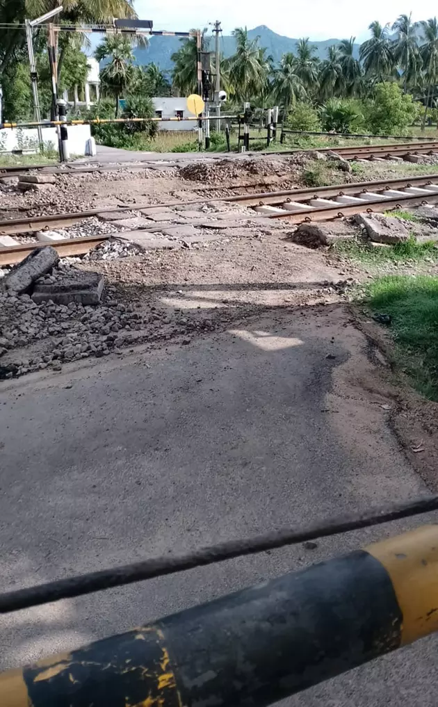 மூடிய கேட்டை திறக்க வேண்டும் மூடிய கேட்டை திறக்க வேண்டும்