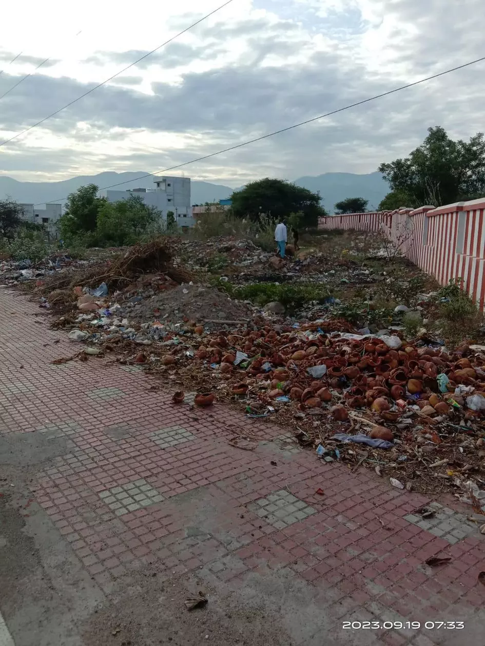 துர்நாற்றம் வீசுவதால் பக்தர்கள் அவதி துர்நாற்றம் வீசுவதால் பக்தர்கள் அவதி