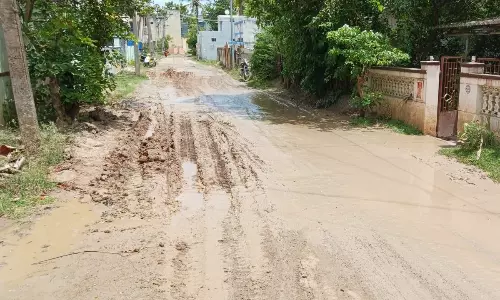 சேறும், சகதியுமான சாலை சேறும், சகதியுமான சாலை