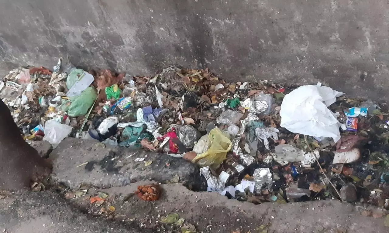 கால்வாயில் கொட்டப்பட்டுள்ள குப்பை