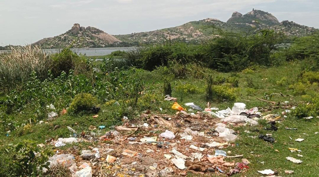 ஏரியில் கழிவுநீர் கலக்கும் அவலம் ஏரியில் கழிவுநீர் கலக்கும் அவலம்