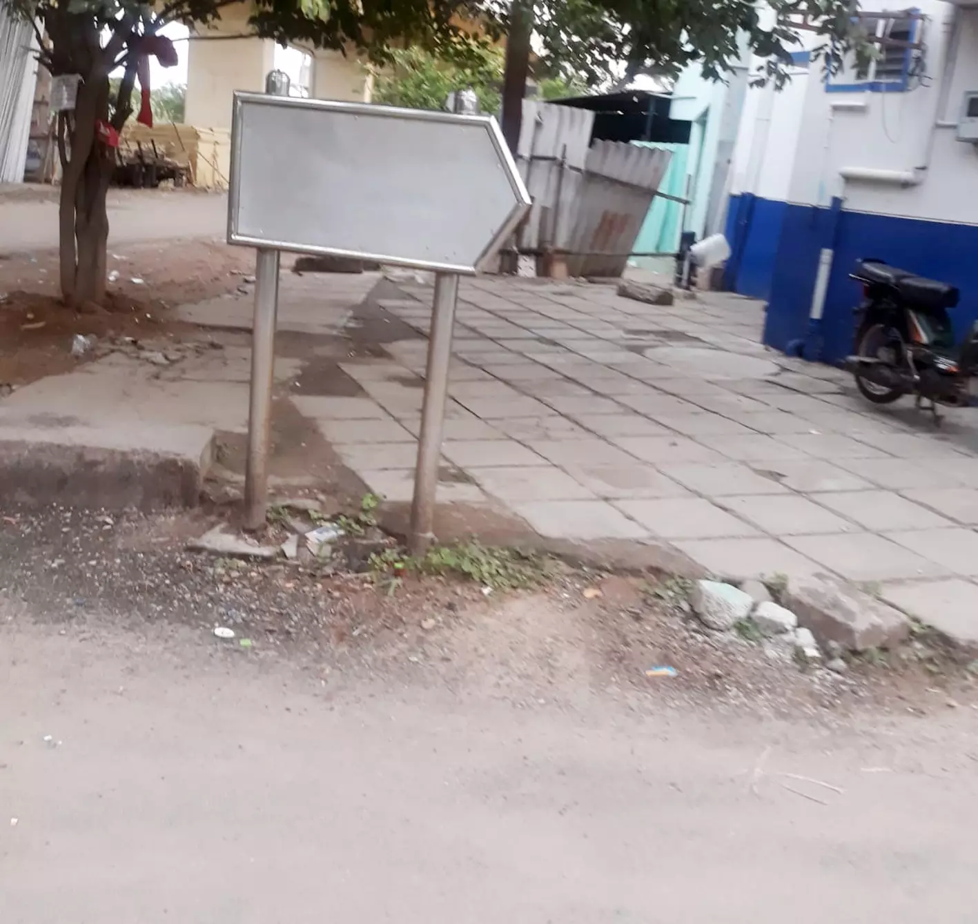 வழிகாட்டாத பெயர் பலகை