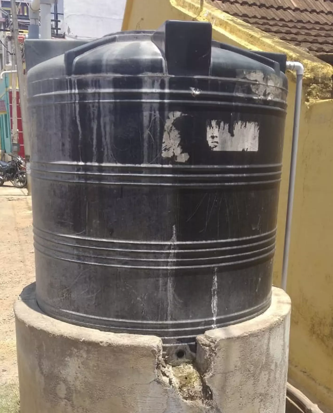 காட்சிப்பொருளான குடிநீர் தொட்டி