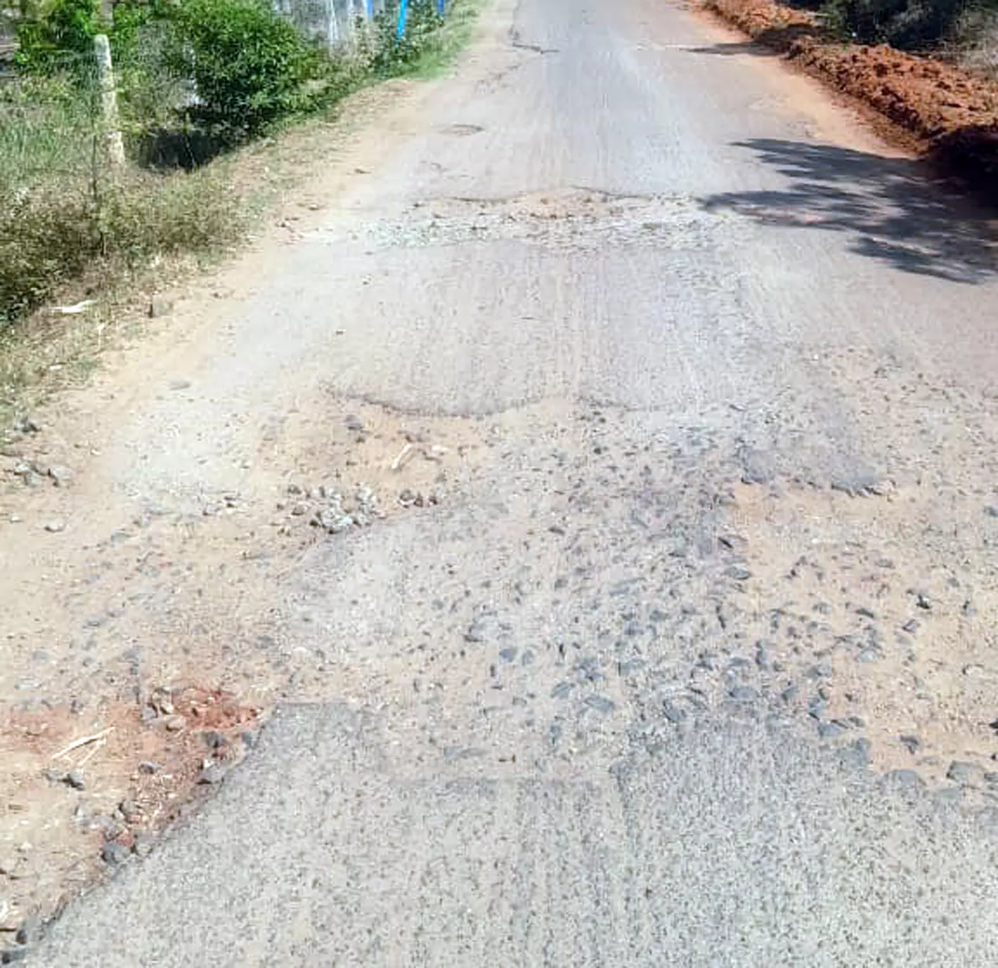 குண்டும் குழியுமான சாலை