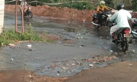 சாலையில் ஓடும் கழிவுநீர்