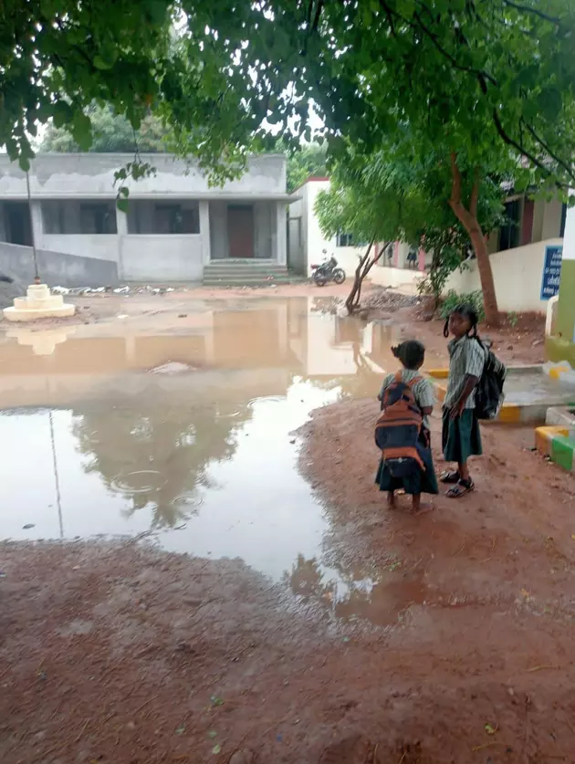 பள்ளியில் தேங்கும் மழைநீர் பள்ளியில் தேங்கும் மழைநீர்