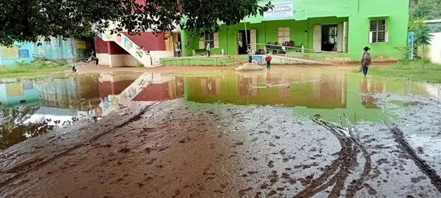 பள்ளிக்கூடம் முன்பு தேங்கும் மழைநீர் பள்ளிக்கூடம் முன்பு தேங்கும் மழைநீர்