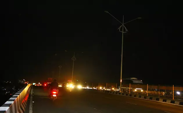 இருள் சூழ்ந்த தேசிய நெடுஞ்சாலை இருள் சூழ்ந்த தேசிய நெடுஞ்சாலை