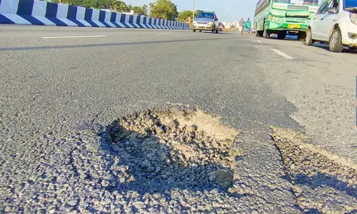 தேசிய நெடுஞ்சாலையில் பள்ளம் தேசிய நெடுஞ்சாலையில் பள்ளம்