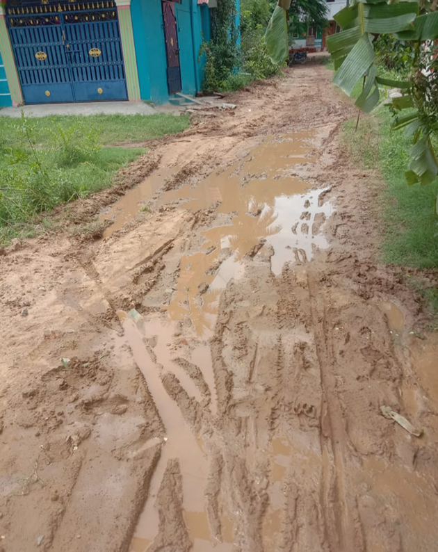 சேறும் சகதியுமான சாலை சேறும் சகதியுமான சாலை