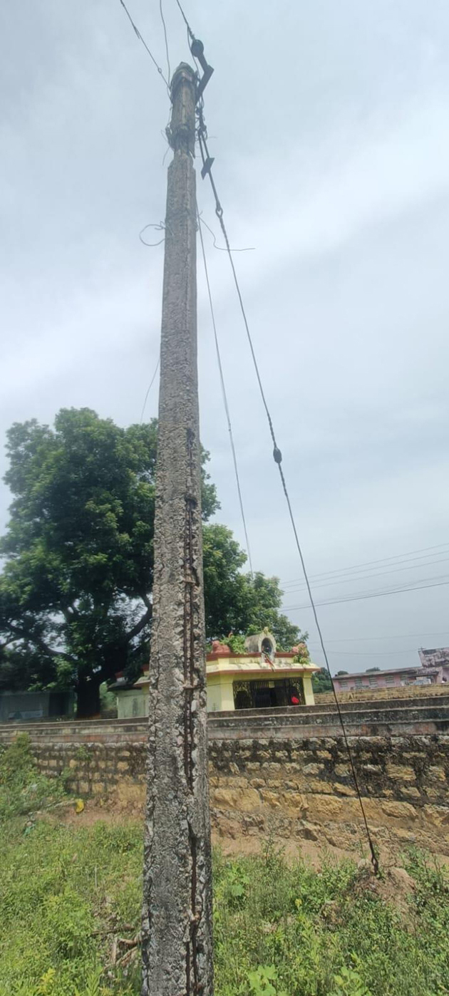 சேதமான மின்கம்பம் சேதமான மின்கம்பம்