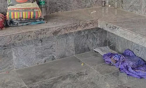 பாராக மாறி வரும் பயணிகள் நிழற்கூடம்