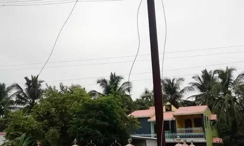 அறுந்து தொங்கும் ஸ்டே கம்பி