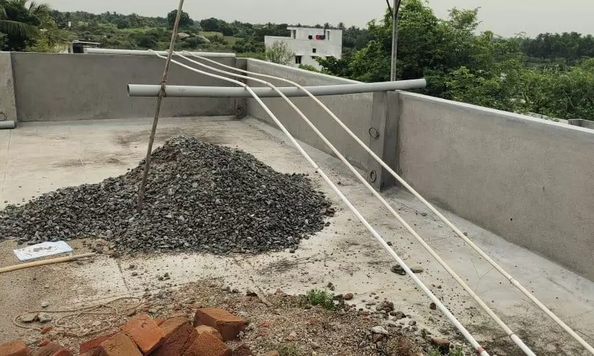 ஆபத்தான முறையில் செல்லும் மின்கம்பிகள்