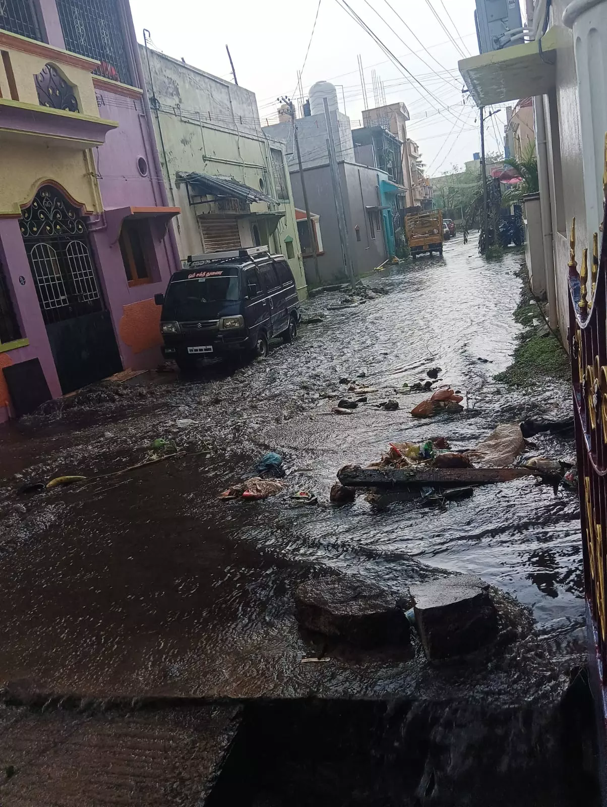 வீடுகளுக்குள் புகும் கழிவுநீர் வீடுகளுக்குள் புகும் கழிவுநீர்