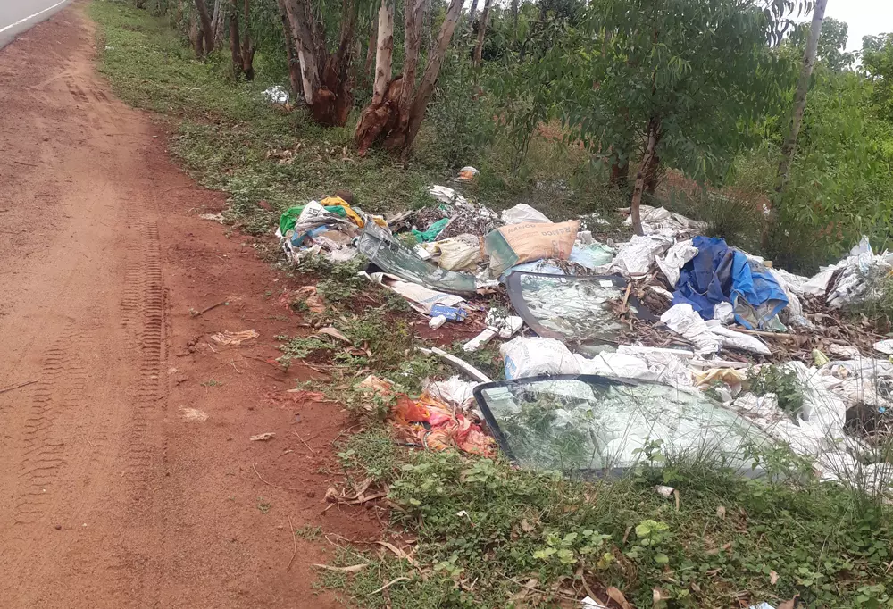 சாலையோரம் கொட்டப்படும் குப்பைகள் சாலையோரம் கொட்டப்படும் குப்பைகள்