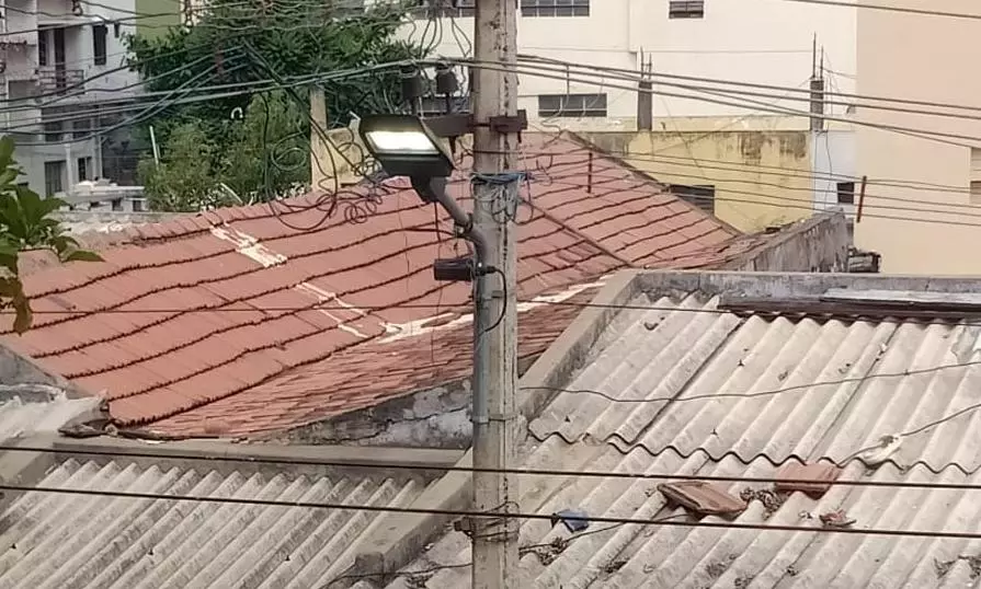 பகலில் ஒளிரும் தெருவிளக்கு