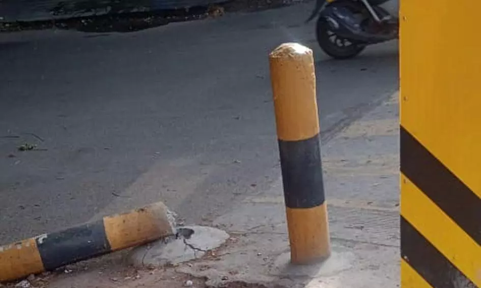 விழுந்து கிடக்கும் எல்லை கல் விழுந்து கிடக்கும் எல்லை கல்