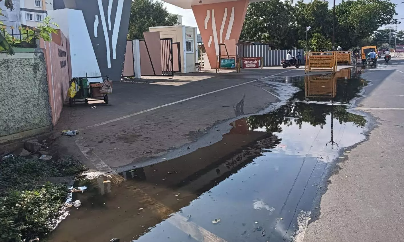 தலைமை மருத்துவமனை முன் தேங்கும்கழிவுநீர்